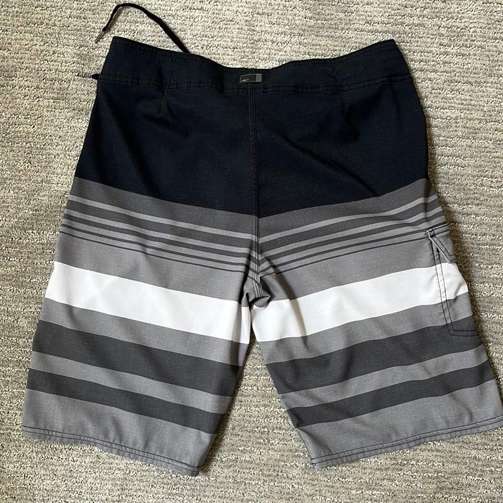 Mens O’Neil size 33 board short.